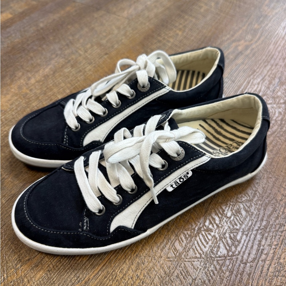 Täōs canvas size 6.5 tennis shoes.